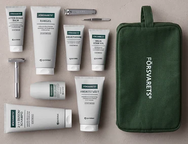 Samtliga produkter från Försvarets herr-serie + Försvarets necessär väska mot en beige bakgrund.