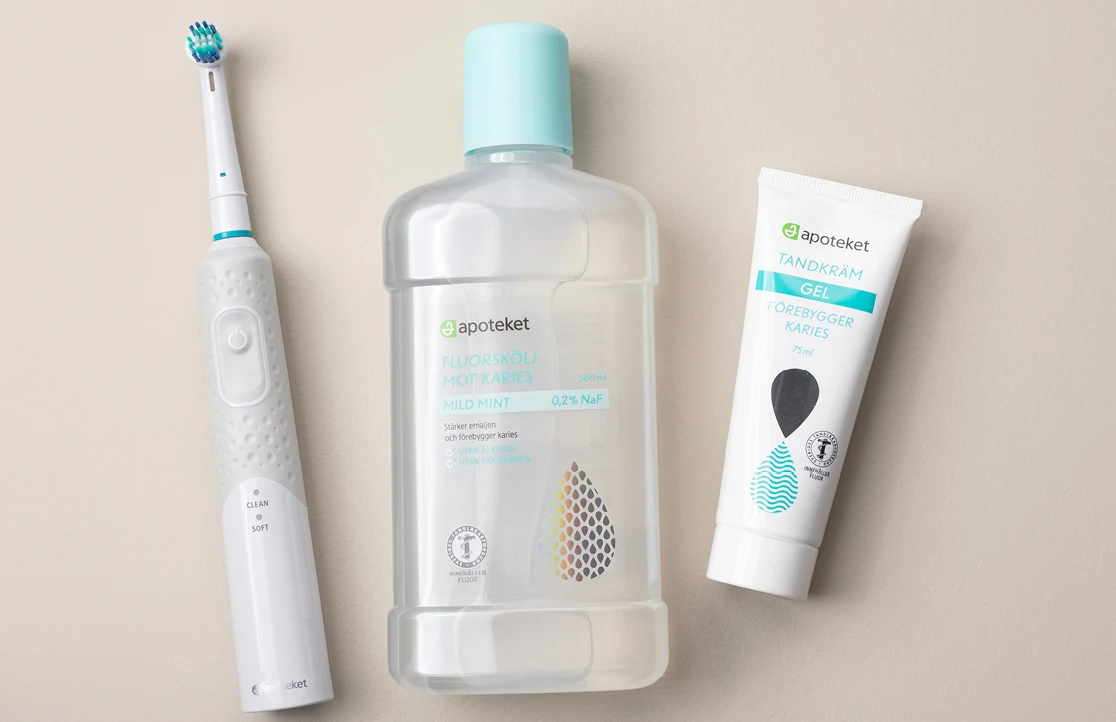 Eltandborste, fluorskölj och tandkräm.
