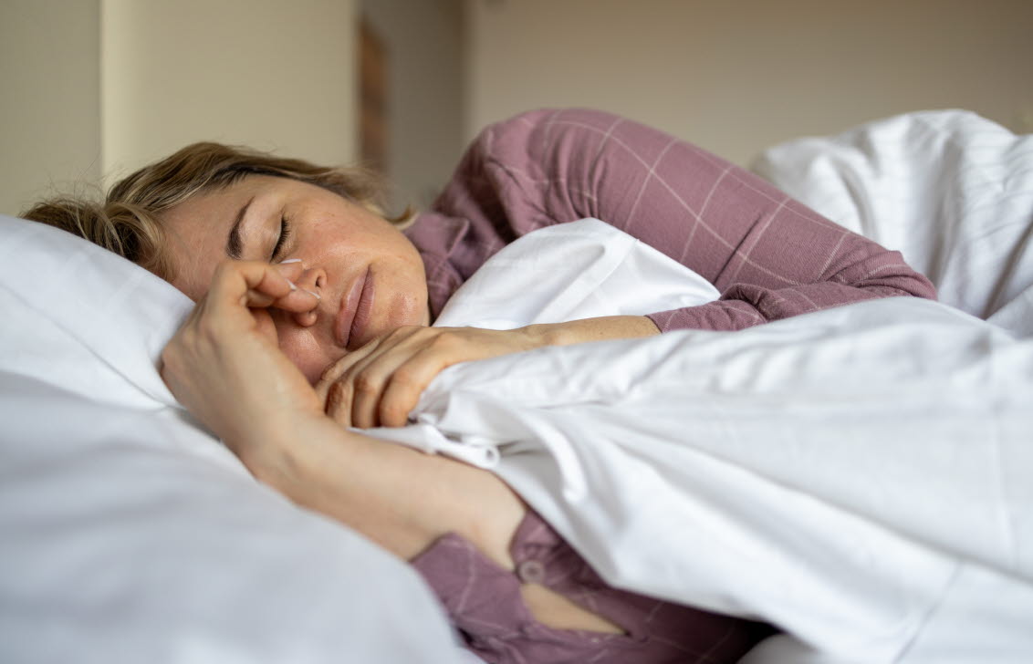 Kvinna som sover gott.