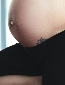 En gravid kvinna som utövar yoga i stående position. 