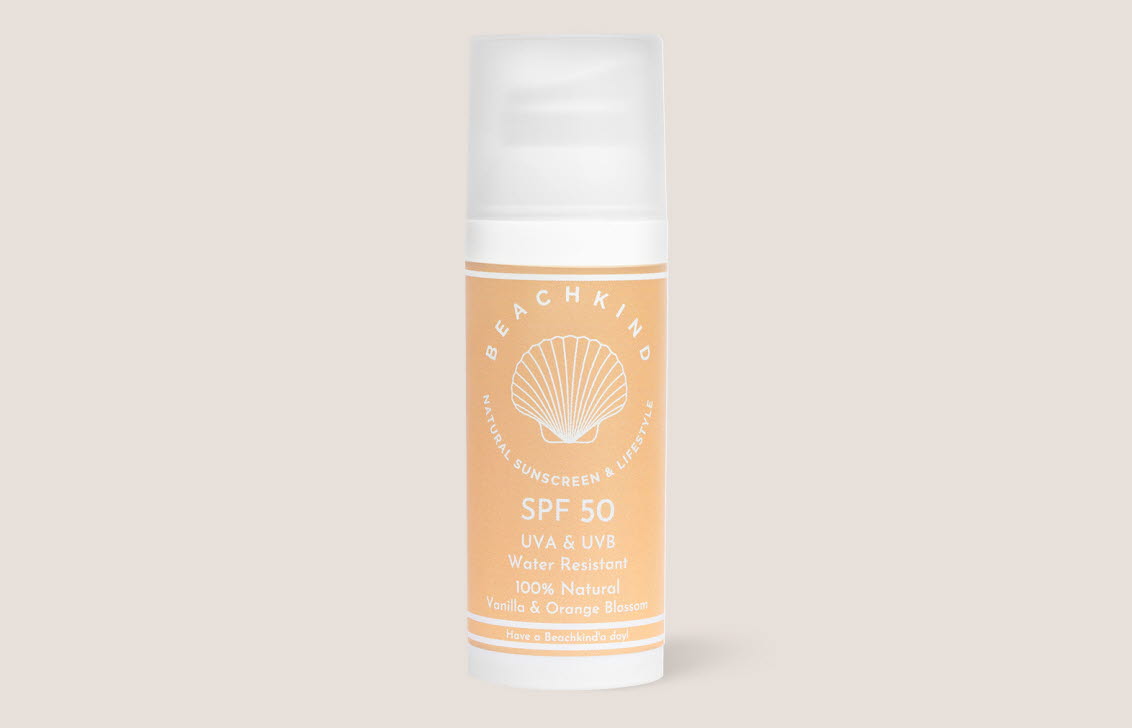 Personalens bästa solskydd 2026. Beachkind Natural Sun Screen SPF50.