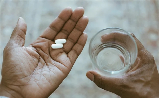 Två tabletter i en handflata.