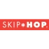 Skip Hop-logotyp i vitt på en röd bakgrund, med en stjärna mellan orden "SKIP" och "HOP".