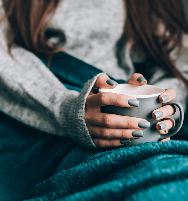 en person håller i en kopp.