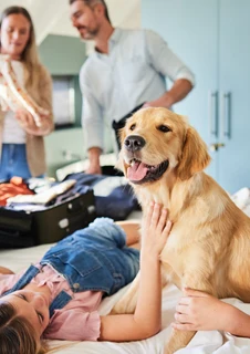 Familj som ska ut och resa med hund.