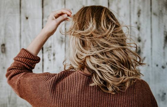 Kvinna som svingar sitt hår.