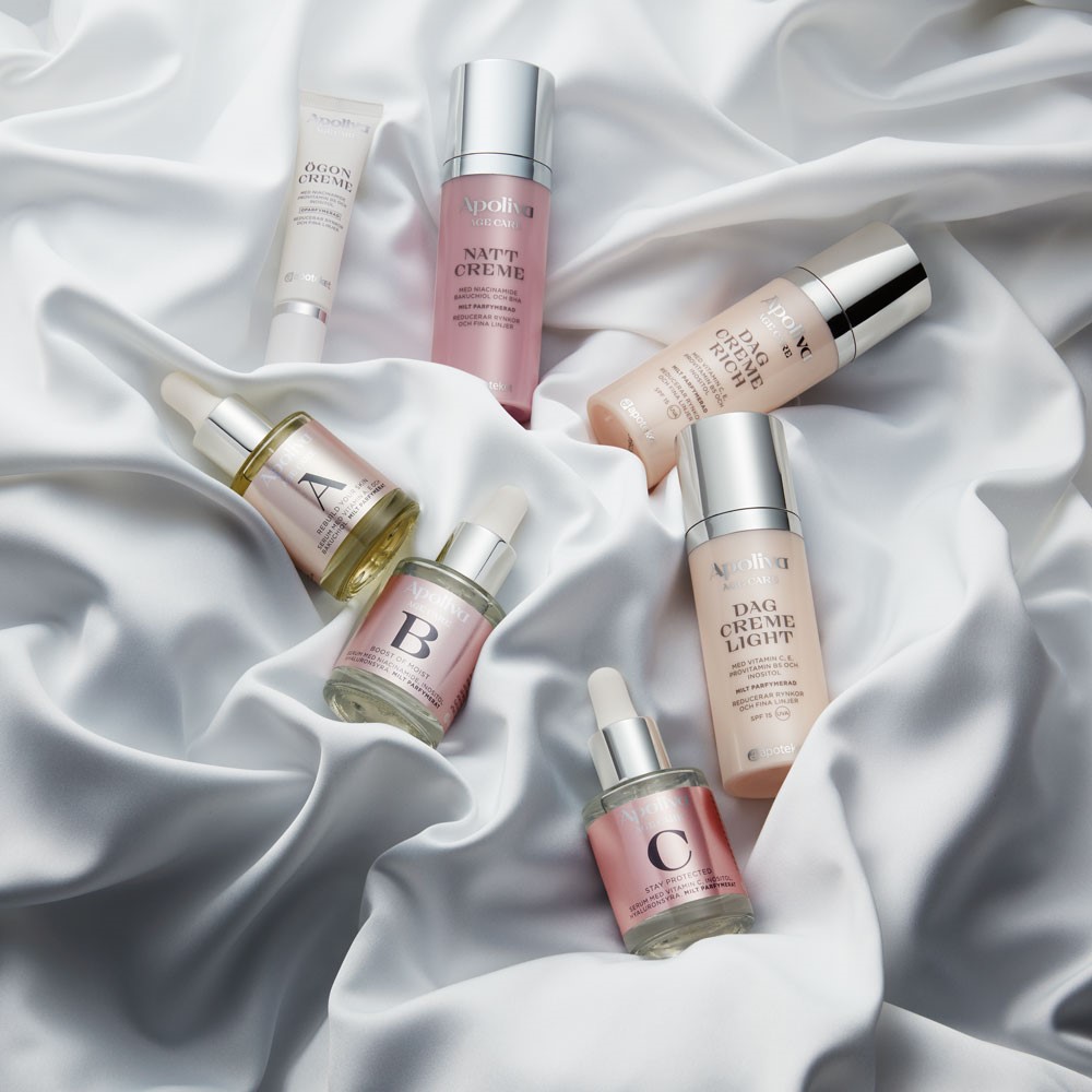 Produkter från Apoliva Age Care liggandes på en duk.