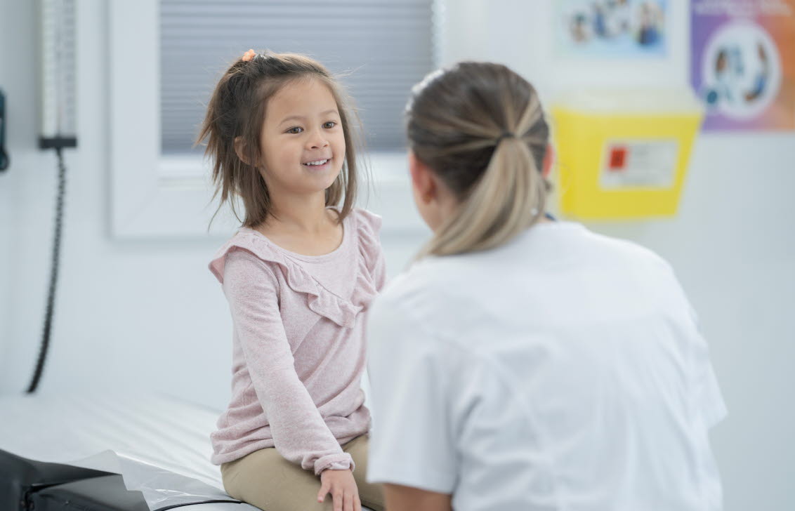 Flicka med ADHD som pratar med sin läkare.