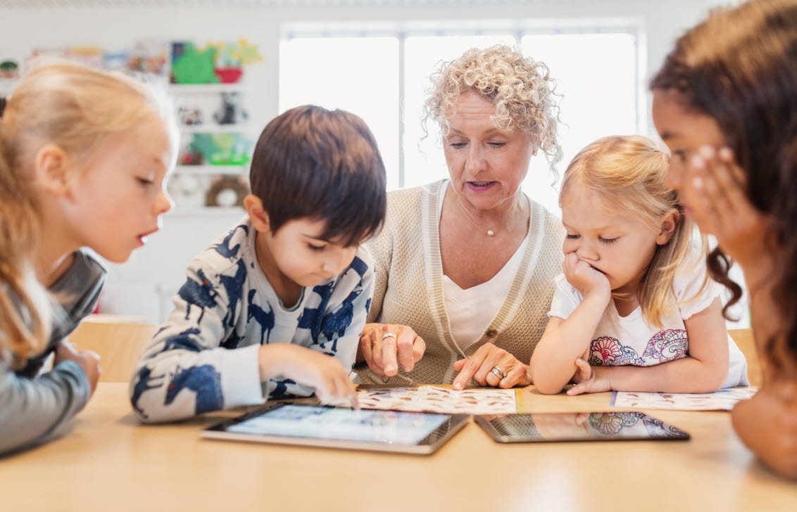 Förskollärare som hjälper barn med ADHD.