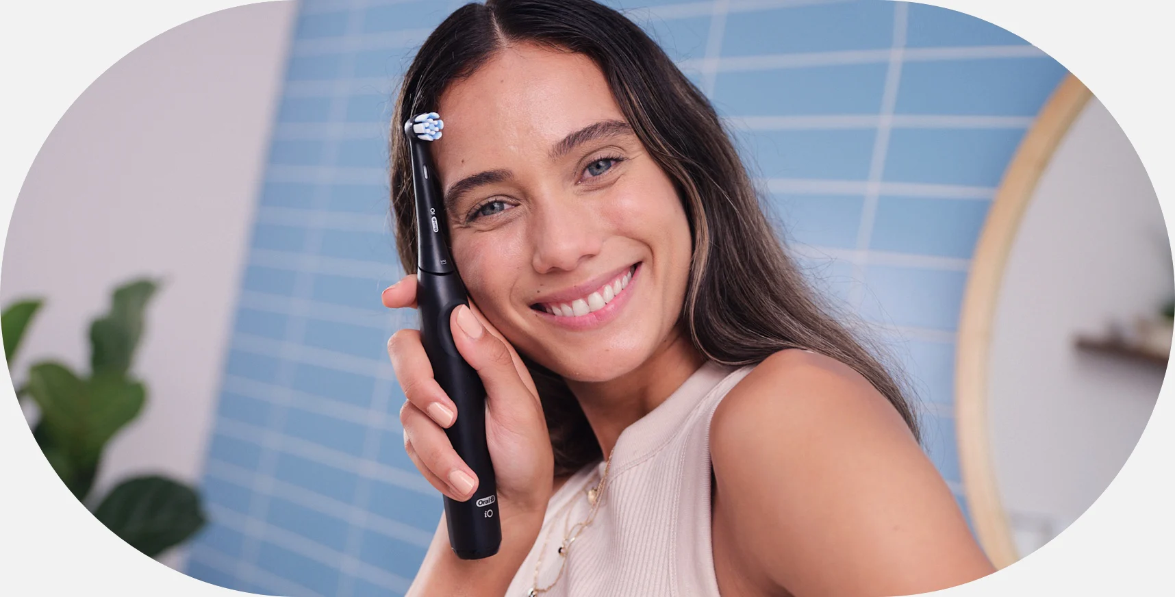 En kvinna håller i en tandborste från Oral-b.