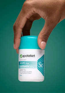 En hand visar upp kosttillskottet "SELEN E-VITAMIN" från apoteket.
