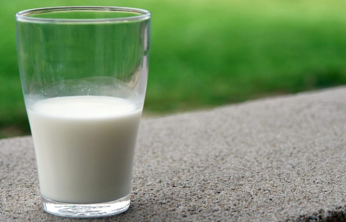 Ett glas laktosfri mjölk.