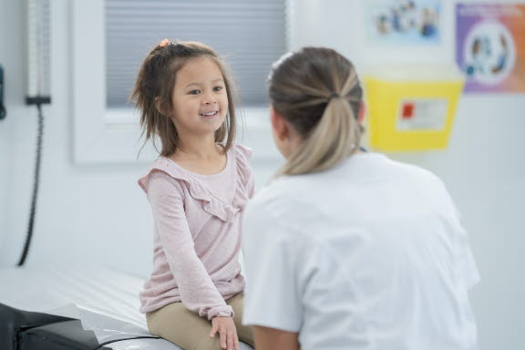 Flicka som blir undersökt för celiaki.