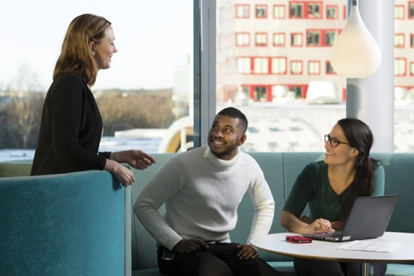 tre personer i ett kontorslandskap.