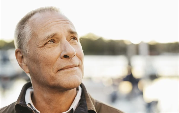 En äldre man som blickar upp.